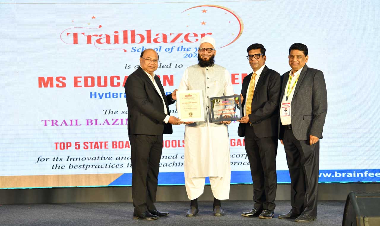 Mohammed Lateef Khan Receiving Brainfeed Trailblazer Award at HiTex Hyderabad